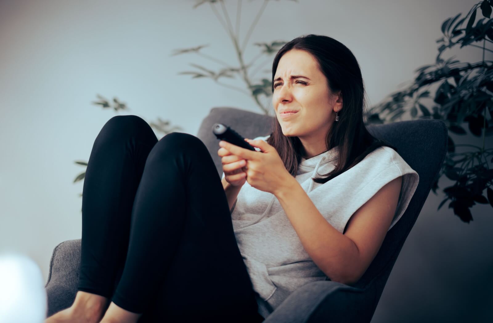 A person with 20/30 vision struggling while watching TV.